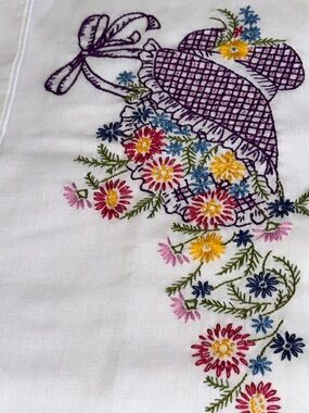 Embroidered Floral Sunbonnet Linen Pillowcase   Set